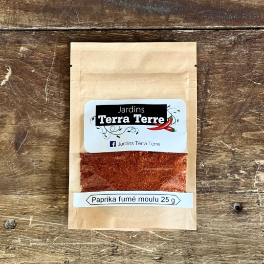 Les Jardins Terra Terre de Jonquière fument/sèchent et moulent  le paprika fumé biologique! Un vrai régal!