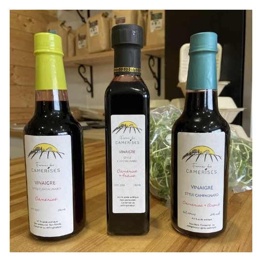 Le vinaigre aux camerises et aronie de la fermes des camerises d'Alma est fabriqué de manière traditionnelle artisanalement